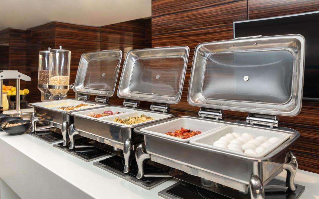Radisson Hotel ספקס מראה חיצוני תמונה A chafing dish