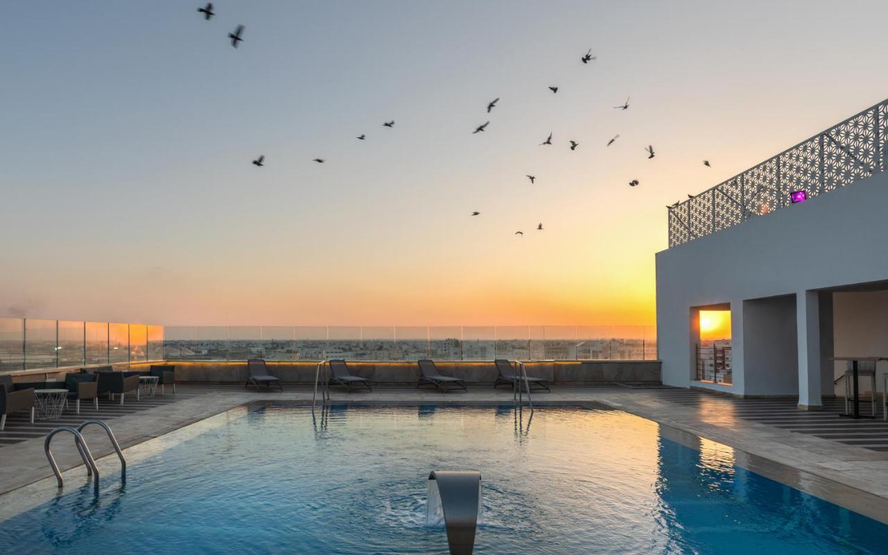 Radisson Hotel ספקס מראה חיצוני תמונה Rooftop pool at the hotel