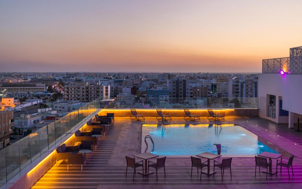 Radisson Hotel ספקס מראה חיצוני תמונה Rooftop pool at the hotel