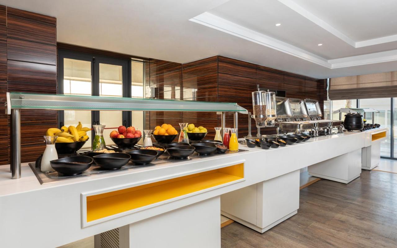 Radisson Hotel ספקס מראה חיצוני תמונה A buffet at a hotel
