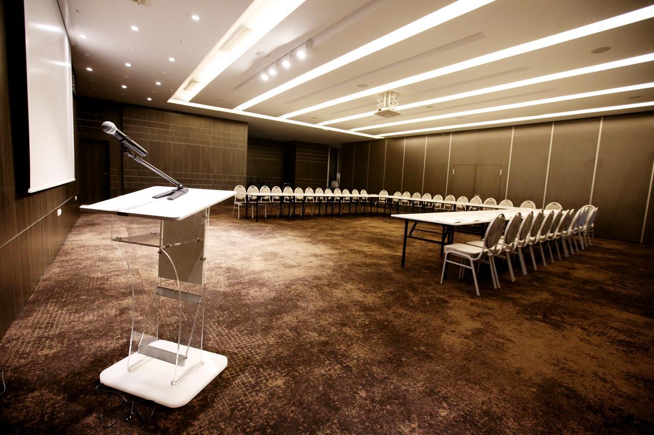 Radisson Hotel ספקס מראה חיצוני תמונה A meeting room