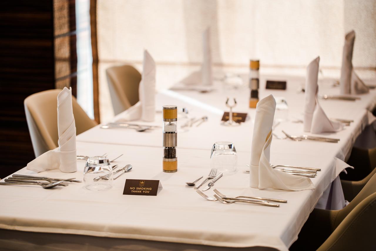 Radisson Hotel ספקס מראה חיצוני תמונה A table set for a formal meal