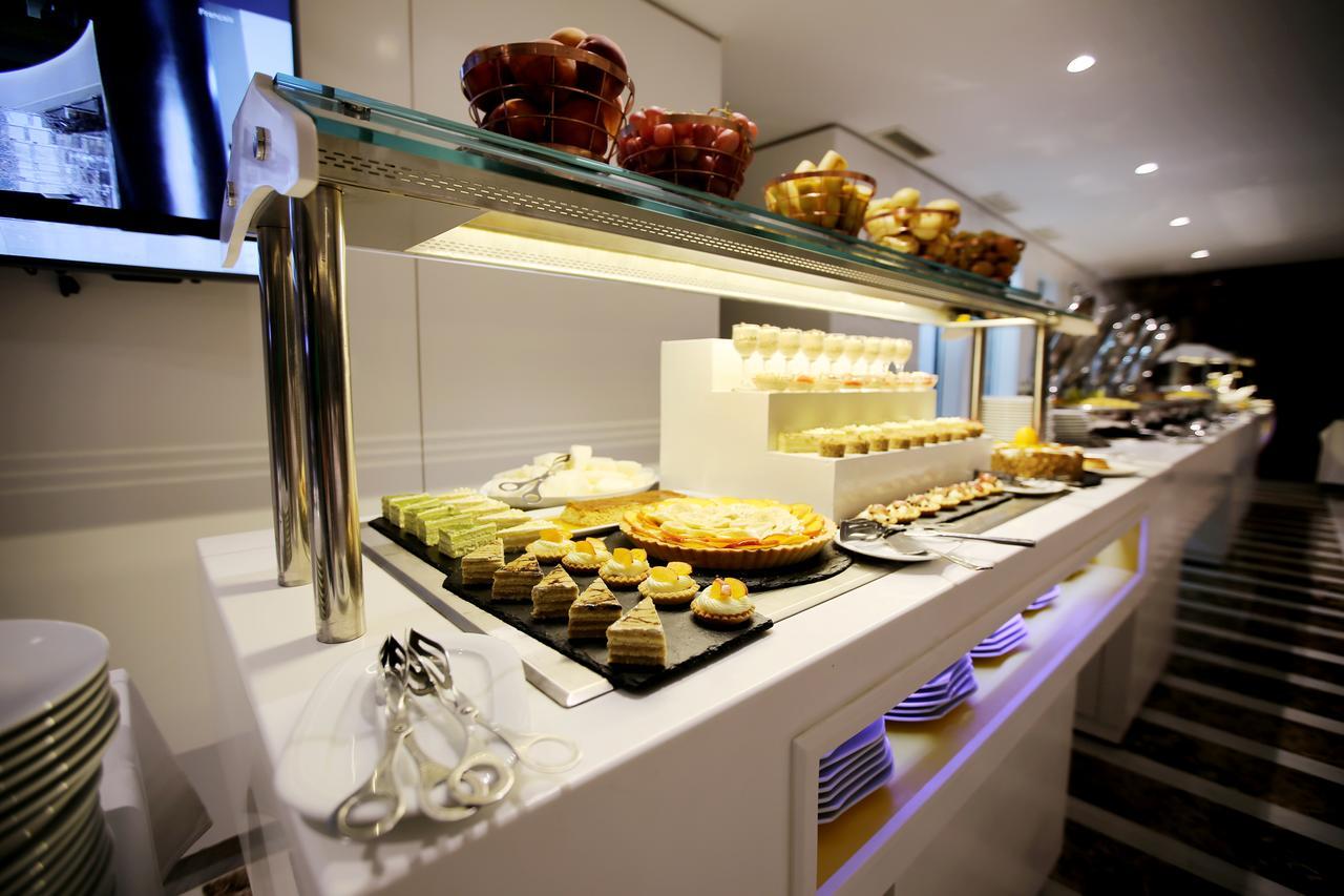 Radisson Hotel ספקס מראה חיצוני תמונה A buffet at a hotel