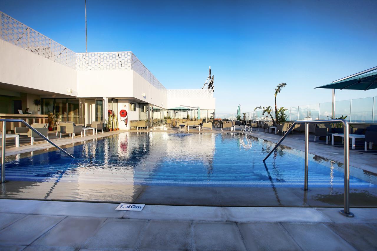 Radisson Hotel ספקס מראה חיצוני תמונה The rooftop pool at the hotel