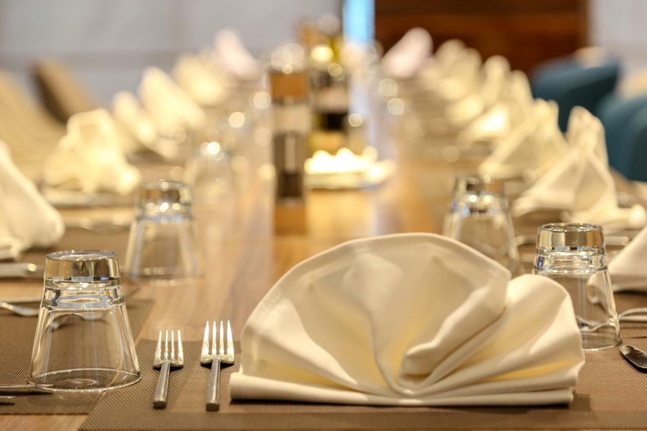 Radisson Hotel ספקס מראה חיצוני תמונה A table set for fine dining